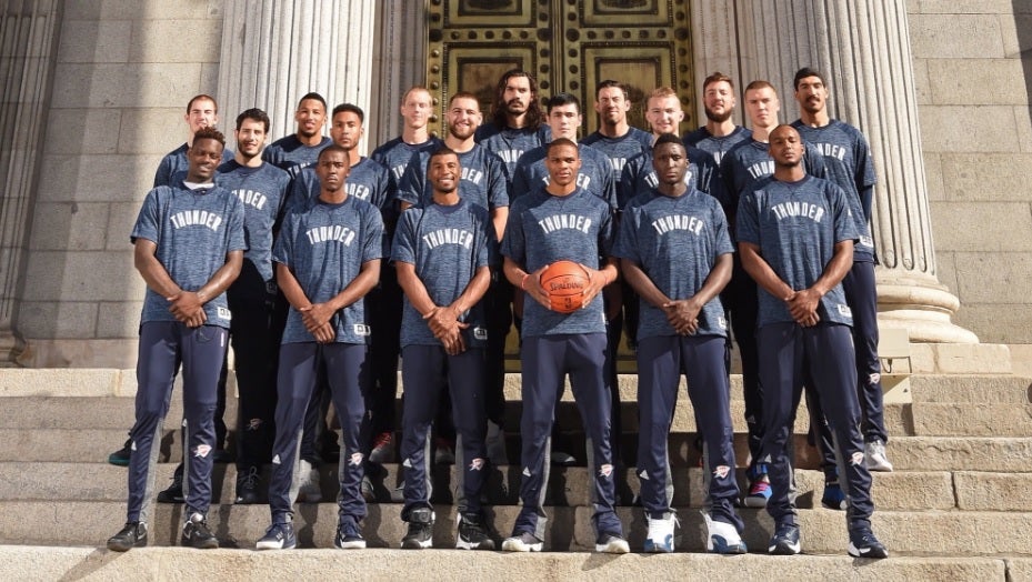 Los jugadores de los Thunder se fotografían en la Puerta del Congreso Los jugadores de los Thunder se fotografían en la Puerta del Congreso
