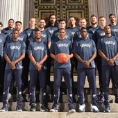 Los jugadores de los Thunder posan en la puerta del Congreso de los Diputados Los jugadores de los Thunder posan en la puerta del Congreso de los Diputados