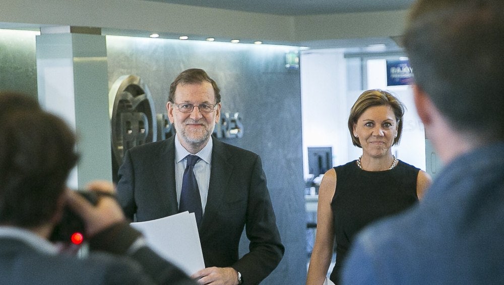 Fotografía facilitada por el PP del jefe del Ejecutivo en funciones y presidente del partido, Mariano Rajoy, y la secretaria general, María Dolores de Cospedal