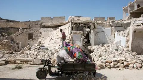 Un hombre entre los escombros a los que ha quedado reducida su vivienda tras un bombardeo en Alepo Un hombre entre los escombros a los que ha quedado reducida su vivienda tras un bombardeo en Alepo