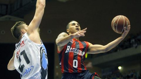 El jugador de Baskonia Larkin Shane entra canasta ante Wittington Shayne