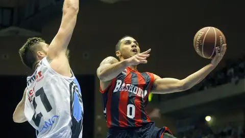 El jugador de Baskonia Larkin Shane entra canasta ante Wittington Shayne El jugador de Baskonia Larkin Shane entra canasta ante Wittington Shayne