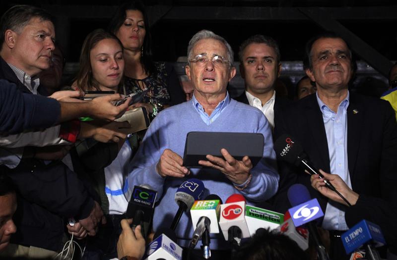 Uribe propone "un gran pacto nacional" después de que se imponga el 'no' al acuerdo de paz con las FARC Uribe propone "un gran pacto nacional" después de que se imponga el 'no' al acuerdo de paz con las FARC