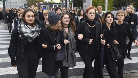  Miles de mujeres protestan en Polonia contra posible prohibici&oacute;n del aborto Mujeres vestidas de negro participan en una manifestaci&oacute;n contra la ley del aborto en Varsovia, Polonia, este 3 de octubre.