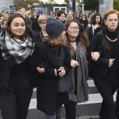  Miles de mujeres protestan en Polonia contra posible prohibición del aborto Mujeres vestidas de negro participan en una manifestación contra la ley del aborto en Varsovia, Polonia, este 3 de octubre.