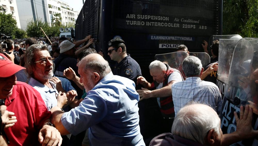 Pensionistas griegos se enfrentan a miembros de la policía griega