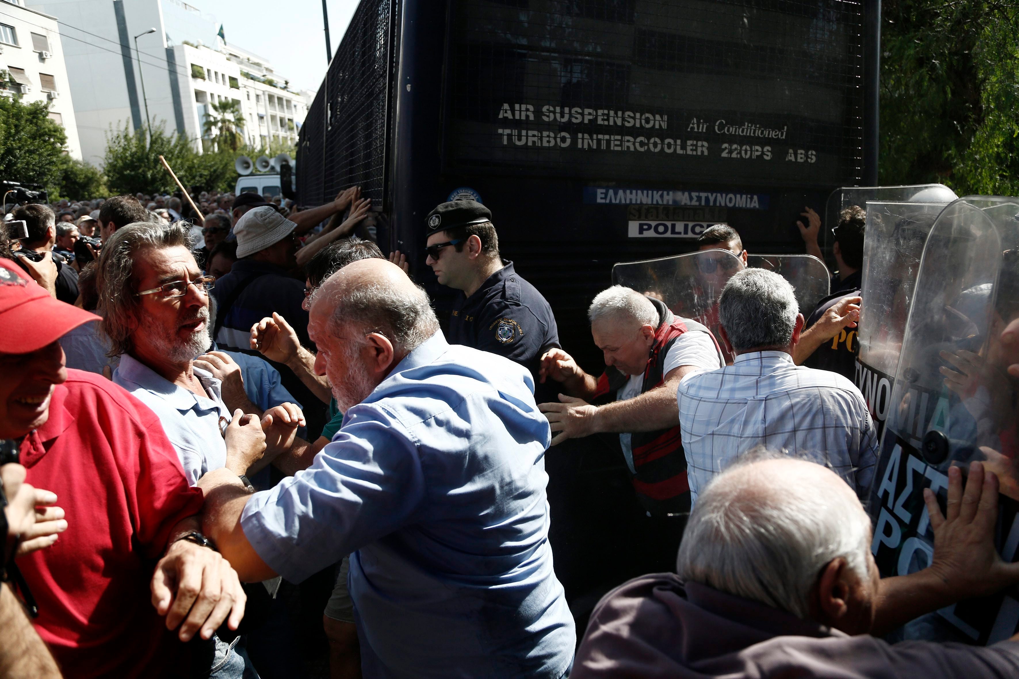 Conflicto en Grecia por el uso de lacrimógenos para disolver una manifestación de jubilados Conflicto en Grecia por el uso de lacrimógenos para disolver una manifestación de jubilados