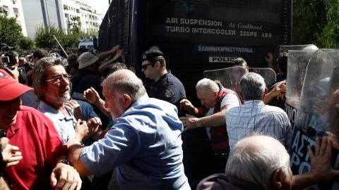 Pensionistas griegos se enfrentan a miembros de la polic&iacute;a griega