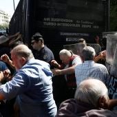 Pensionistas griegos se enfrentan a miembros de la policía griega