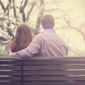 Una pareja sentada en un banco