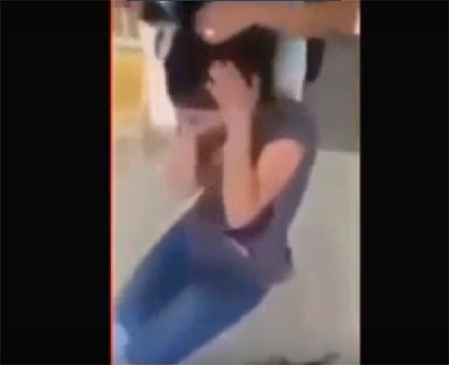 Rapa la cabeza a su hija por reírse de una compañera calva por la quimioterapia Rapa la cabeza a su hija por reírse de una compañera calva por la quimioterapia