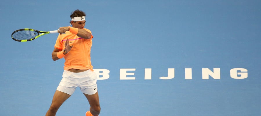 Rafa Nadal golpea la bola durante su partido Rafa Nadal golpea la bola durante su partido