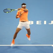 Rafa Nadal golpea la bola durante su partido Rafa Nadal golpea la bola durante su partido