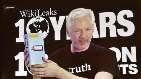 El l&iacute;der y fundador de WikiLeaks, Julian Assange, durante una videoconferencia