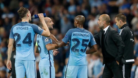 Zabaleta y Guardiola dialogan durante un encuentro del City