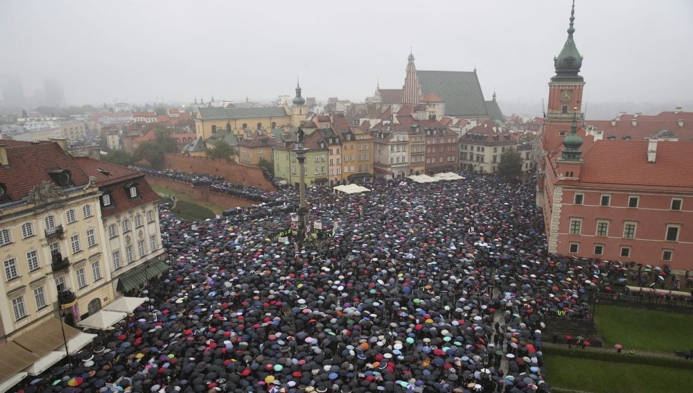 Miles de mujeres vestidas de negro se manifiestan en Polonia