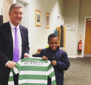 Karamoko Dembelé, posando con la camiseta del Celtic Karamoko Dembelé, posando con la camiseta del Celtic