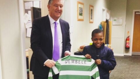 Karamoko Dembel&eacute;, posando con la camiseta del Celtic