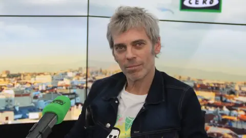 Ariel Rot en los estudios de Onda Cero Ariel Rot durante una entrevista en Onda Cero