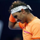 El tenista español Rafa Nadal se lamenta tras perder un partido
