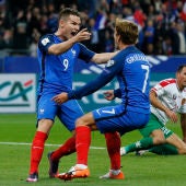 Gameiro y Griezmann celebran uno de los goles de la selección francesa