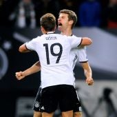 Müller celebra uno de sus goles ante la República Checa