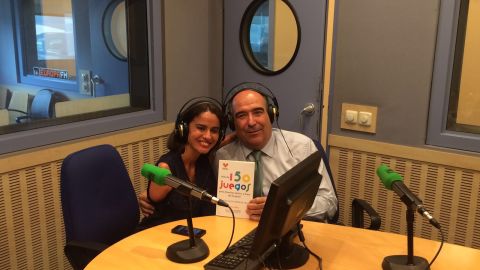 Lary Le&oacute;n con un voluntario durante la entrevista