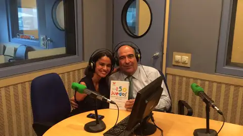 Lary León nos presenta un libro para jugar en los hospitales Lary León con un voluntario durante la entrevista