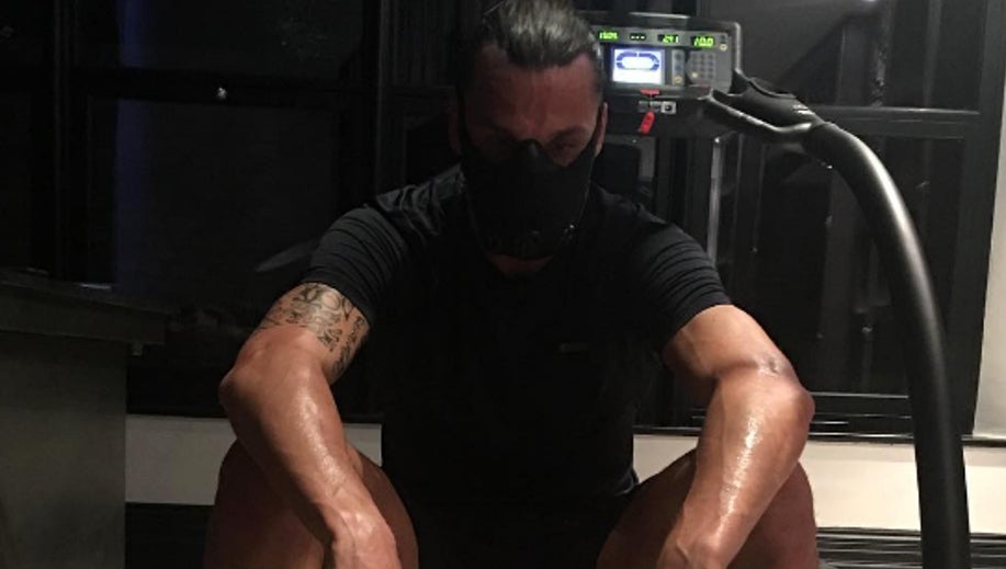Ibrahimovic se 'viste' de un villano de Batman para entrenarse en solitario Ibrahimovic se 'viste' de un villano de Batman para entrenarse en solitario