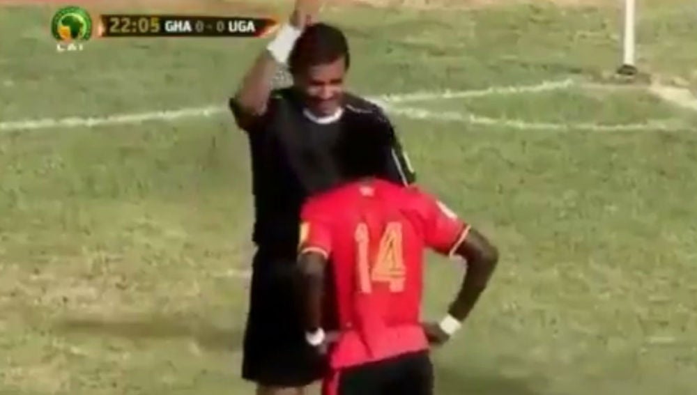 Un árbitro amonesta a un jugador de Uganda con una 'amarilla invisible'