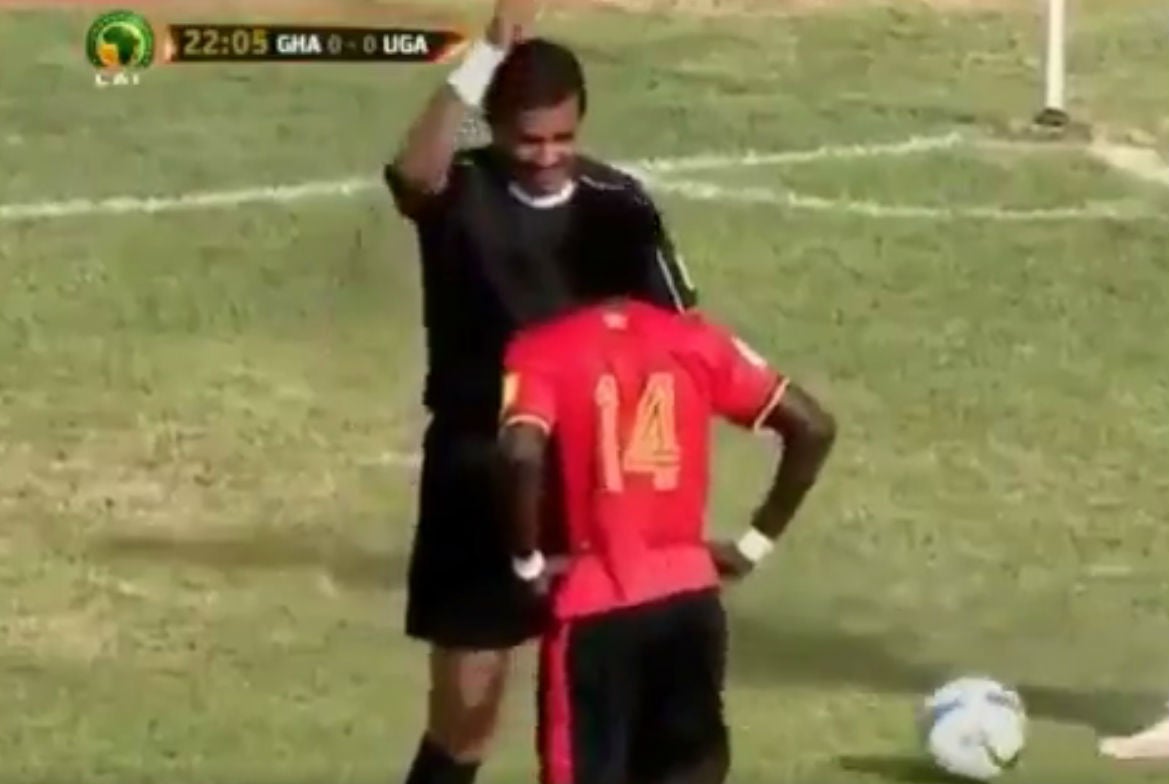 Un árbitro olvida las tarjetas y amonesta a un jugador con una 'tarjeta invisible' Un árbitro olvida las tarjetas y amonesta a un jugador con una 'tarjeta invisible'