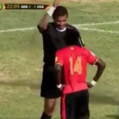 Un árbitro amonesta a un jugador de Uganda con una 'amarilla invisible'
