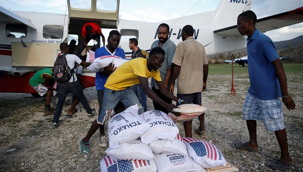 Afectados por el huracán Matthew en Haití reciben ayuda