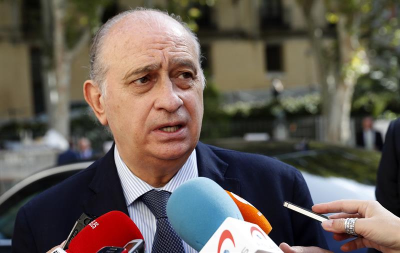 Rubén Amón indulta a Fernández Díaz: "Francisco Martínez lo presiona desde abajo y Rajoy, desde arriba" Rubén Amón indulta a Fernández Díaz: "Francisco Martínez lo presiona desde abajo y Rajoy, desde arriba"