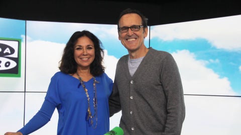 El compositor Alberto Iglesias con Isabel Gemio