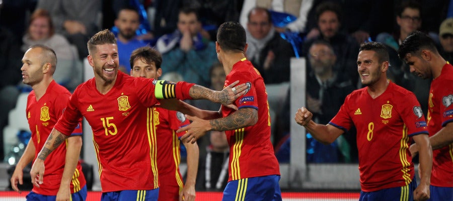 Los jugadores de España celebran el gol de Vitolo ante Italia Los jugadores de España celebran el gol de Vitolo ante Italia