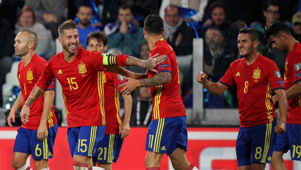 Los jugadores de España celebran el gol de Vitolo ante Italia