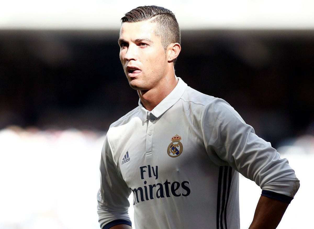 Neville: "A Cristiano le machacaron dos años en el Manchester United y se hizo un hombre" Neville: "A Cristiano le machacaron dos años en el Manchester United y se hizo un hombre"