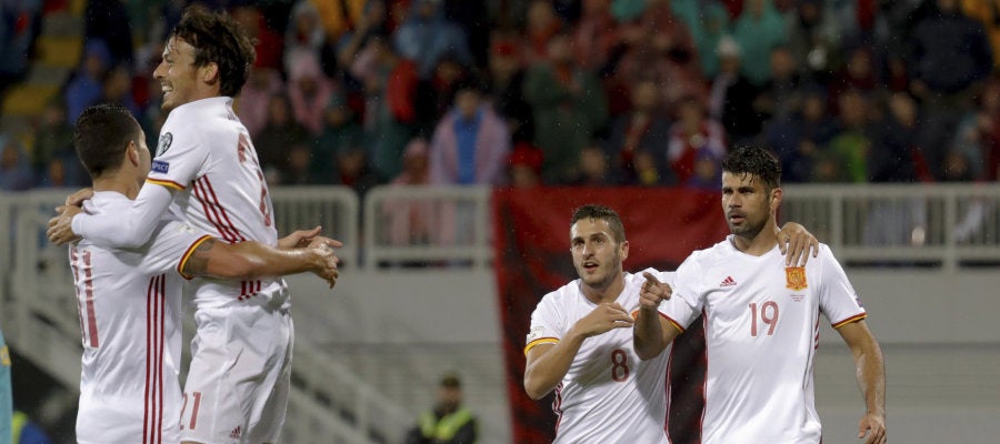 Los jugadores de España celebran el gol de Diego Costa ante Albania