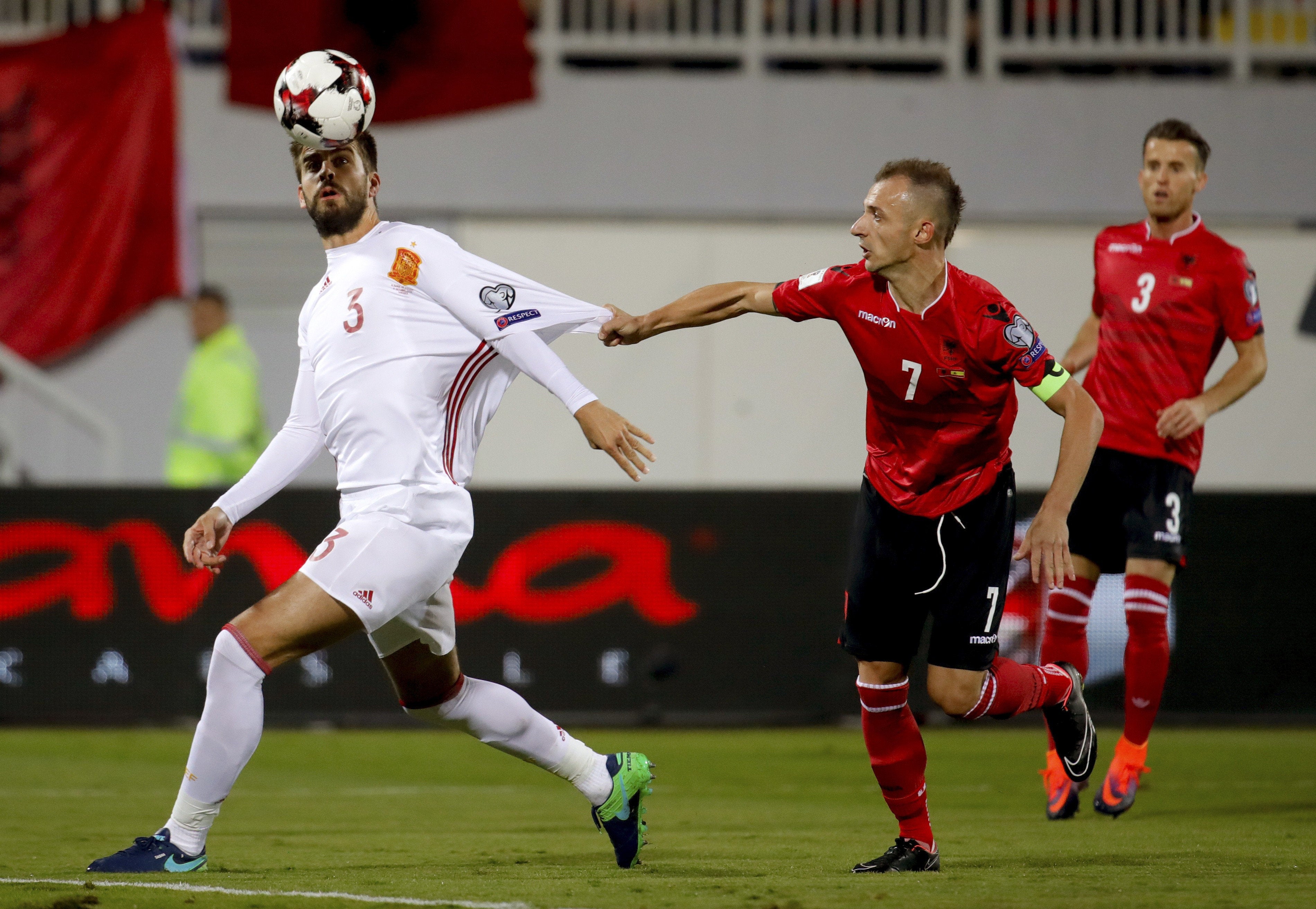 Las mangas de Piqué durante el Albania - España causan un gran revuelo en redes sociales Las mangas de Piqué durante el Albania - España causan un gran revuelo en redes sociales