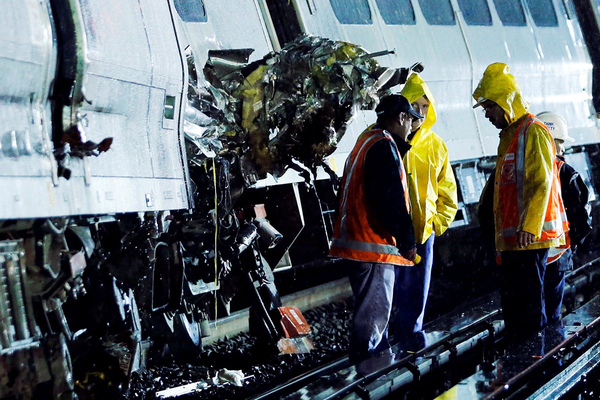 Al menos 29 heridos al descarrilar un tren de pasajeros en Long Island, Nueva York Al menos 29 heridos al descarrilar un tren de pasajeros en Long Island, Nueva York