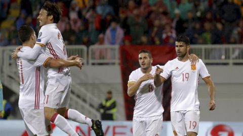 Diego Costa celebra con Koke el gol. 