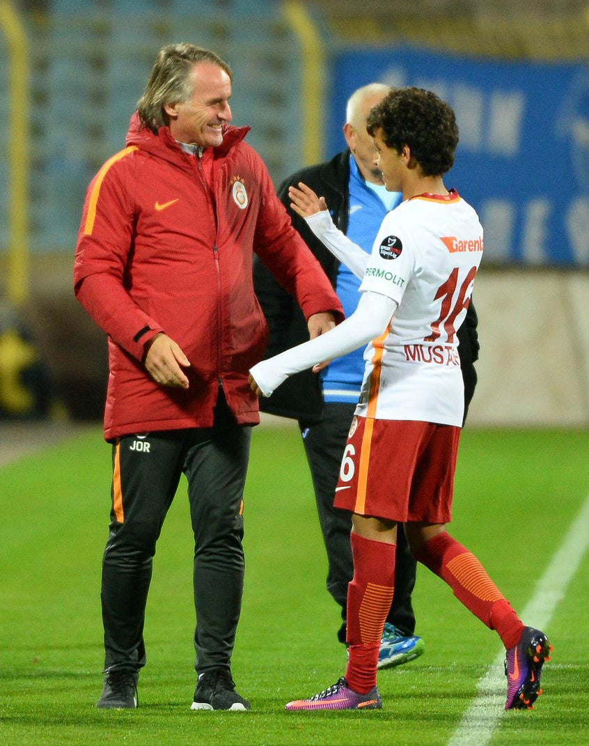 El Galatasaray hace debutar a un niño de 14 años en un amistoso El Galatasaray hace debutar a un niño de 14 años en un amistoso