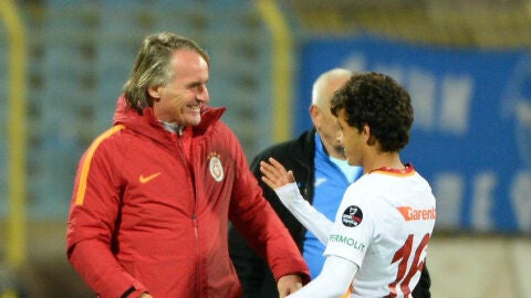 Mustafa Kapi saluda a su entrenador