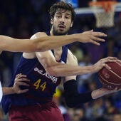 Ante Tomic intenta buscar un pase ante la defensa del Baskonia