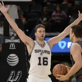 Pau Gasol, en su debut con los San Antonio Spurs Pau Gasol, en su debut con los San Antonio Spurs