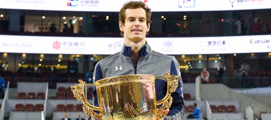 Andy Murray sostiene la gran copa de campeón del Abierto de Pekín Andy Murray sostiene la gran copa de campeón del Abierto de Pekín