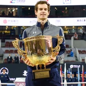 Andy Murray sostiene la gran copa de campeón del Abierto de Pekín Andy Murray sostiene la gran copa de campeón del Abierto de Pekín