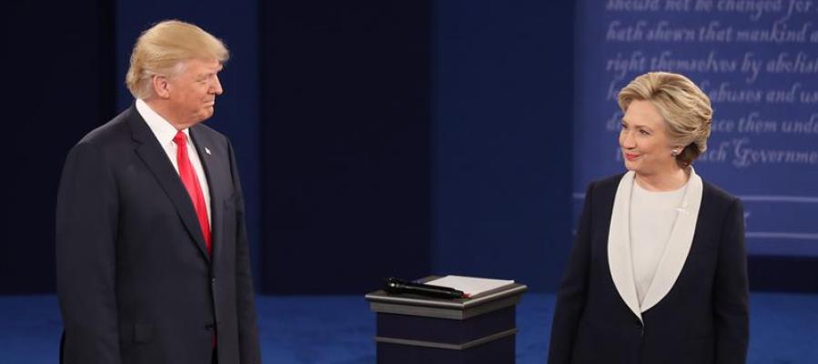 Donald Trump y Hillary Clinton durante el segundo debate Donald Trump y Hillary Clinton durante el segundo debate