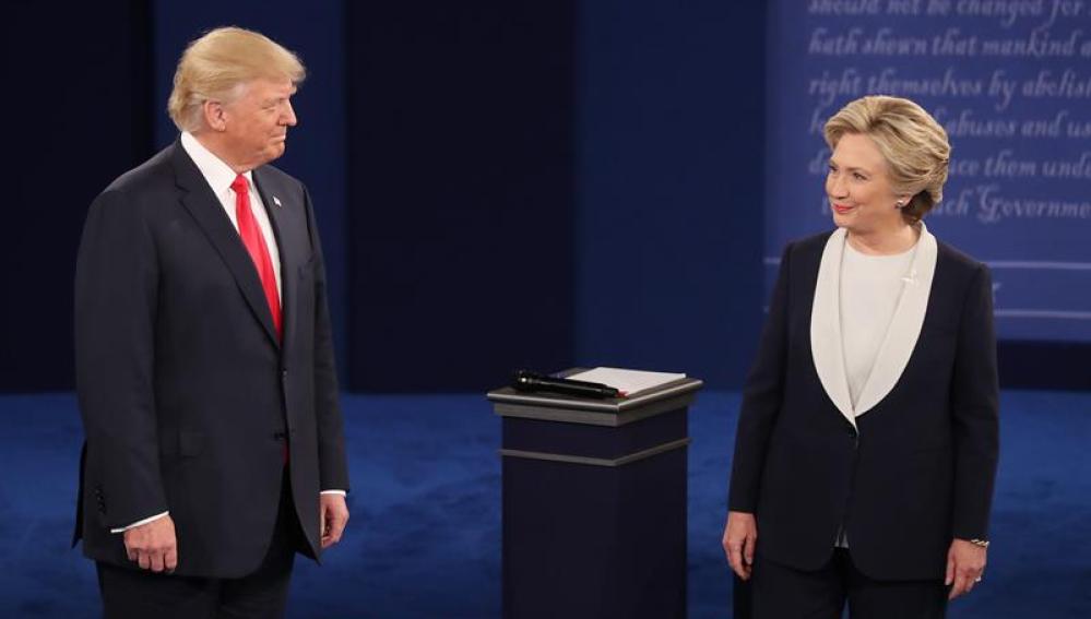 Donald Trump y Hillary Clinton durante el segundo debate